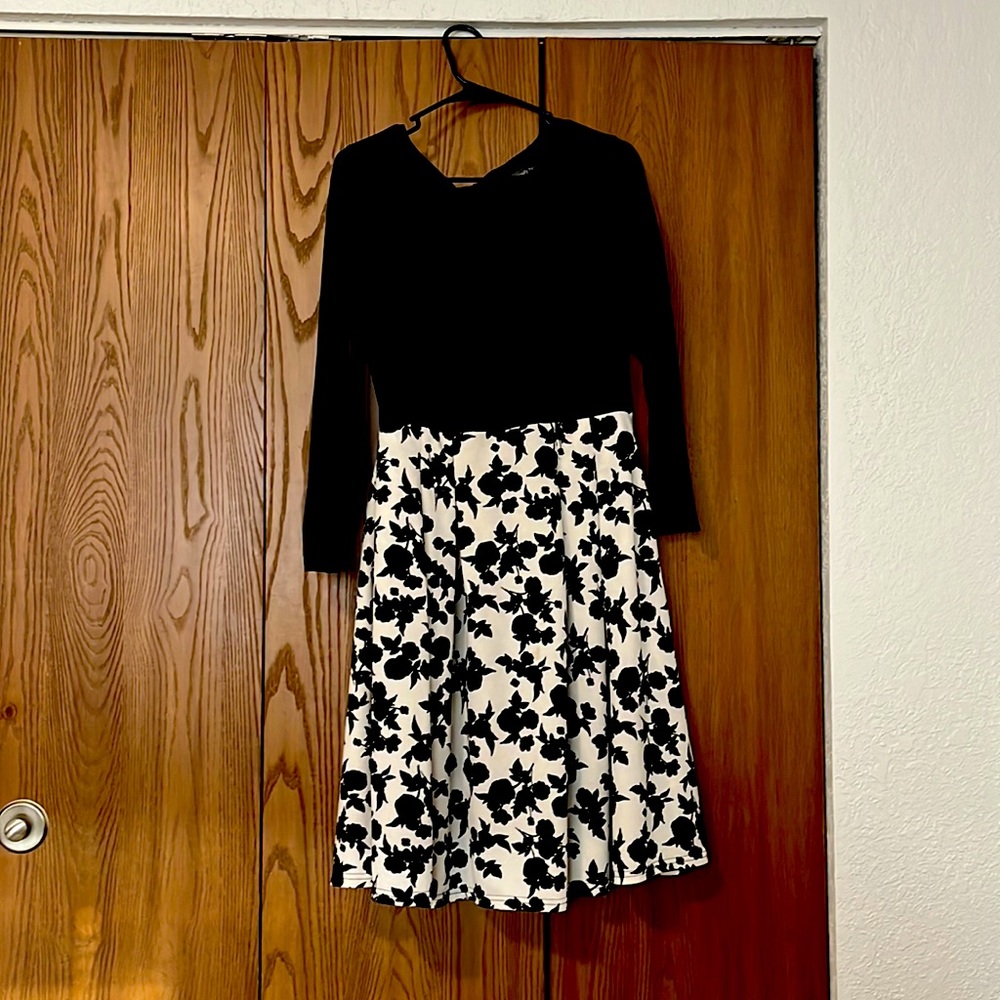 Women’s black and white floral dress long sleeve
